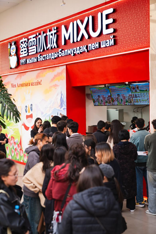 今年4月、カザフスタン・アルマトイにオープンした蜜雪冰城（MIXUE）の中央アジア初店舗（写真提供・蜜雪グループ）