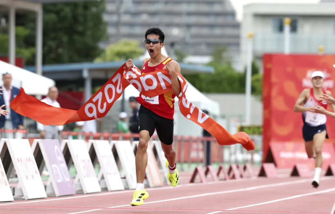 9月20日、近代五種男子個人のレーザーラン競技でゴールテープを切る李劉暢選手。李選手は同種目で金メダルを獲得（撮影・姚琪琳）。