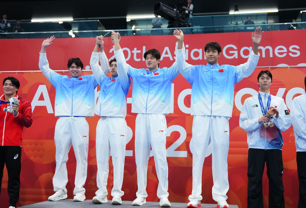 9月21日、表彰台に立つ中国の徐海博、費立緯、潘展楽、張展碩の各選手（写真上段左から右、撮影・陳沢国）。