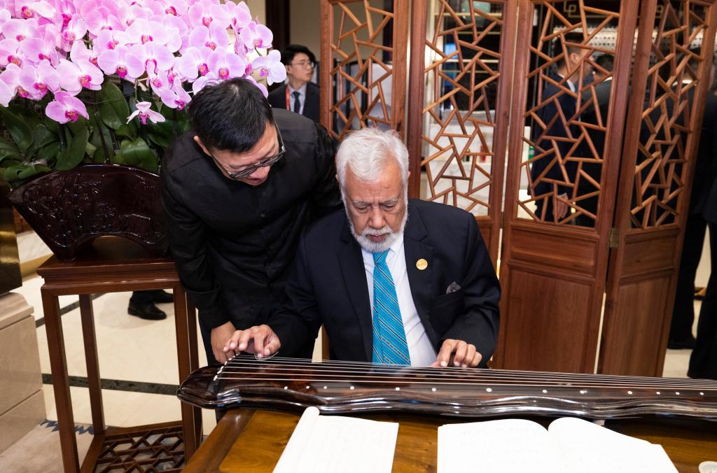 古琴を弾く東ティモールのシャナナ・グスマン首相（撮影・黄敬文）