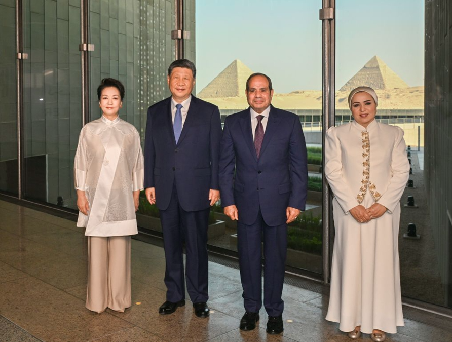 習近平国家主席夫妻がエジプト大統領夫妻と共に大エジプト博物館を見学