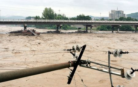 甘肃陇南暴雨致10人遇难12人失踪 万人被困(图)
