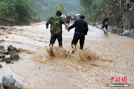 8月12日，甘肃省天水、陇南等地连遭暴雨袭击，316国道沿线大山坝、麻沿乡、筛子坝等多处通讯光缆被山洪冲断，公路40余处出现滑坡、泥石流，通信、交通、电力中断。目前，工程抢险队正加紧抢修。中新社发 陈文 摄