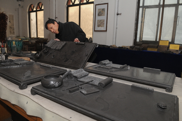 石彫刻品『文房四宝盤』が山東省淄博市でお目見え 石彫刻品『文房四宝盤』が山東省淄博市でお目見え