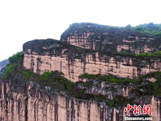 上空から俯瞰した壮大な龍虎山の空中桟道　江西省