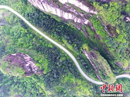 上空から俯瞰した壮大な龍虎山の空中桟道　江西省