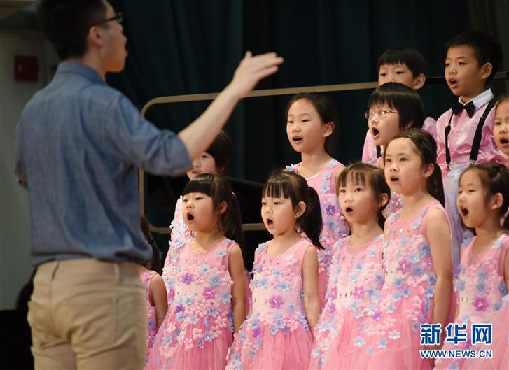 大陸部から香港へ通学する「越境学生」の一日に密着