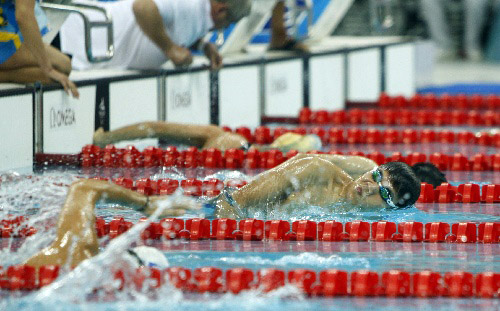 北京パラリンピック第2日の7日、｢水立方｣で行われた競泳男子100メートル自由形S-3級の決勝戦で、半身不随の中国の杜剣平選手は自らが独創した｢剣平式｣泳ぎ姿を生かして、1分35秒21の世界新記録で中国最初の金メダルを獲得した。