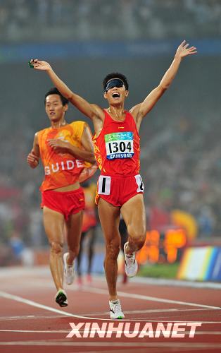 9月9日，中国选手张振（前）在冲过终点后庆祝。