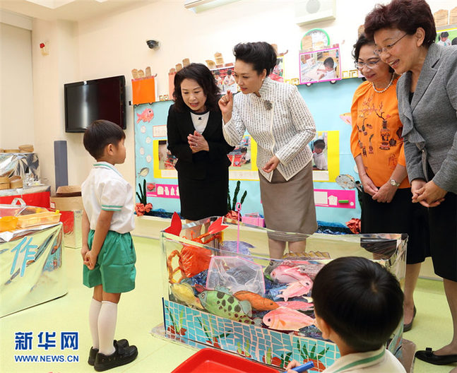 彭麗媛夫人が香港又一村学校を訪問