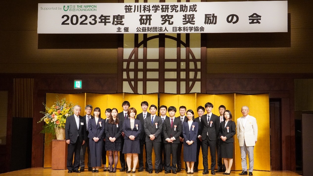 来賓と受賞者が記念撮影。撮影・許可
