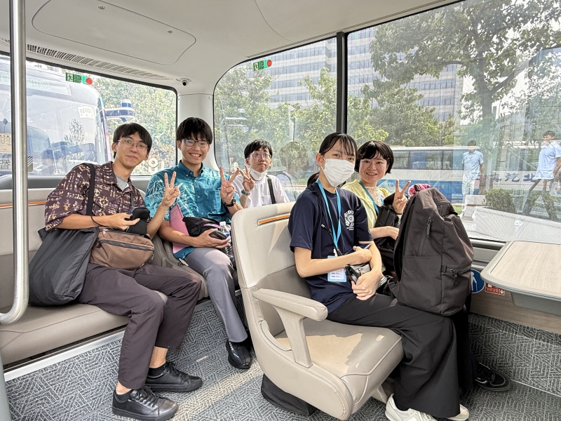 自動運転バスを試乗する「沖縄青年訪中団」（撮影・陳思）。